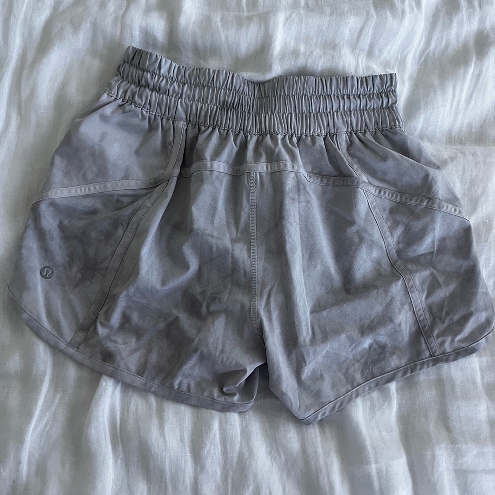 Lululemon Tracker Short V 4” Size 6 in Diamond Dye White Dark Chrome